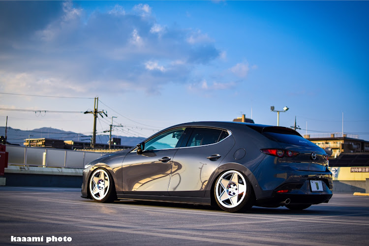 MAZDA3の今年もよろしくお願いします・あけましておめでとうございます・新年のご挨拶・アメリカンガレージ・ガレージライフに関するカスタム事例の投稿画像2枚目