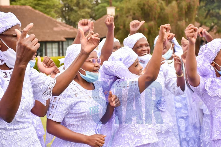 Jamii ya Shona wakisherehekea wakati wa mkutano na wanahabari kwa kuonyesha vitambulisho vyao.