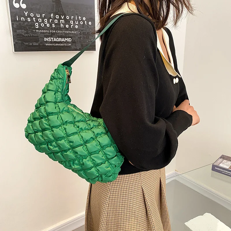Gepersonaliseerde nylon tas voor dames met effen kleur en autostitching, een stijlvolle en praktische tas voor in de auto.