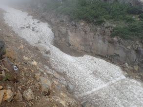 雪渓を渡る