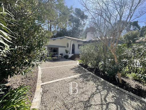 Villa with pool and garden 4