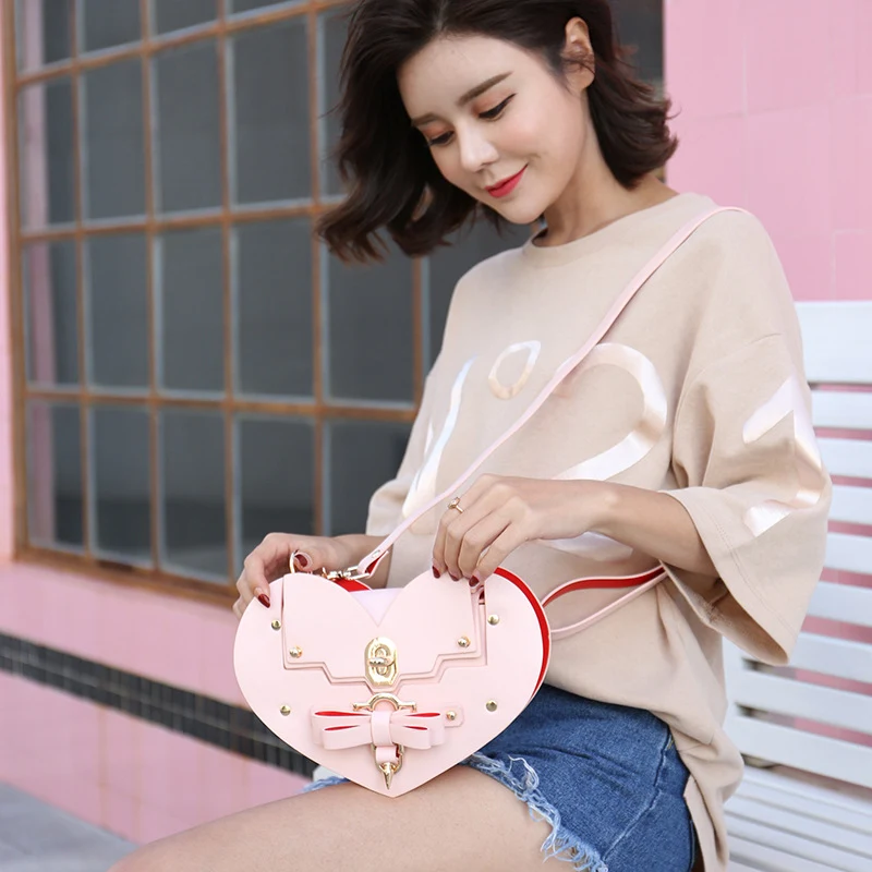 Bow Wing Lock Buckle Love Hand Cross-Body tas, een modieuze tas met unieke sluiting, perfect voor dagelijks gebruik en comfortabel te dragen.