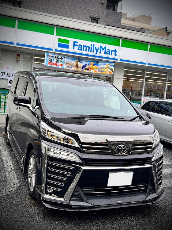 ヴェルファイアのTRDエアロ・ファミマの駐車場・ゴールデンアイズ・バーニングブラッククリスタルシャインガラスフレーク・漆黒メッキに関するカスタム事例の投稿画像5枚目