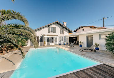 Maison avec piscine et jardin 11