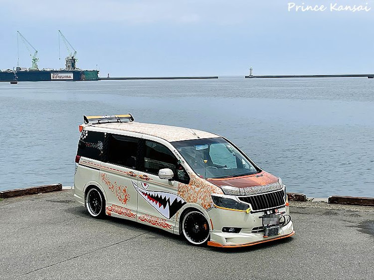 ステップワゴンの目指せツライチ・オーバーフェンダー刷新?・久しぶりの帰省・海と愛車のコラボ撮影・小松島港で撮影に関するカスタム事例の投稿画像1枚目