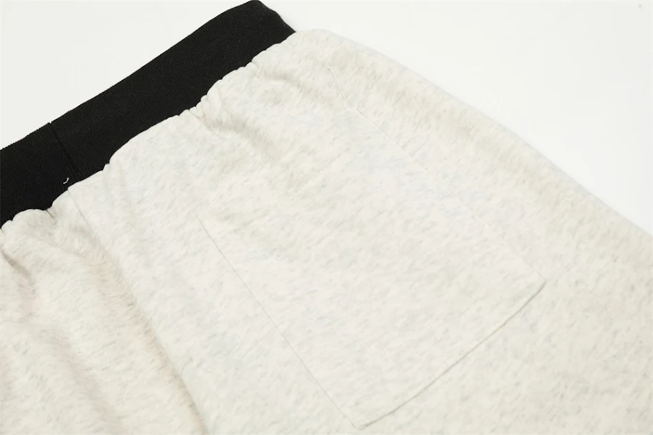 Pantalones deportivos casuales con cintura elástica y combinación de colores ideales para comodidad y estilo durante actividades.