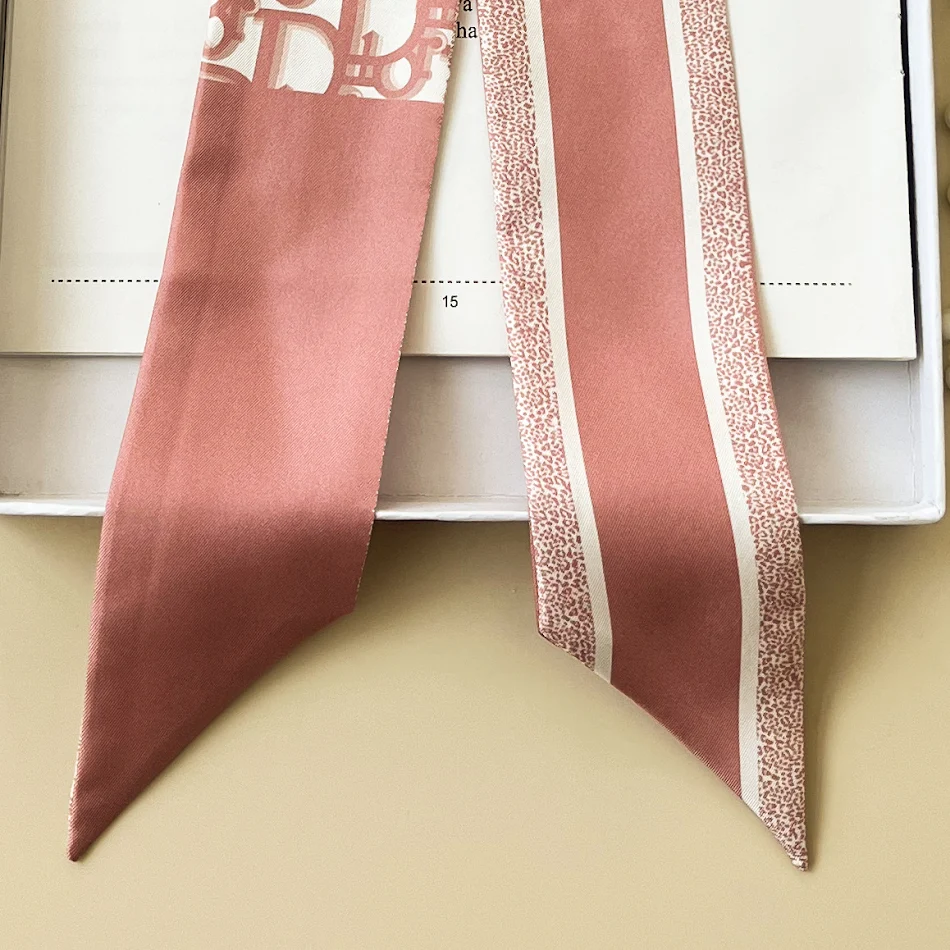 Dunne, lange zijden sjaal, smalle haarband of armband. Decoratie voor tas of haar. Stijlvol en veelzijdig accessoire.
