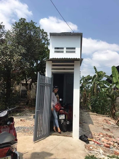 Theo một tài khoản chuyên kinh doanh bất động sản ở Đồng Nai cho biết, ngôi nhà này thuộc sở hữu của một cô gái trẻ, có 1 trệt 1 lầu và diện tích 1,3m x 10m.