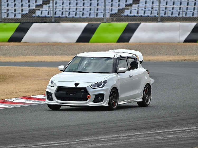 スイフトスポーツのオートポリス・走行会準備中・富士山の日・discover_ctに関するカスタム事例の投稿画像4枚目