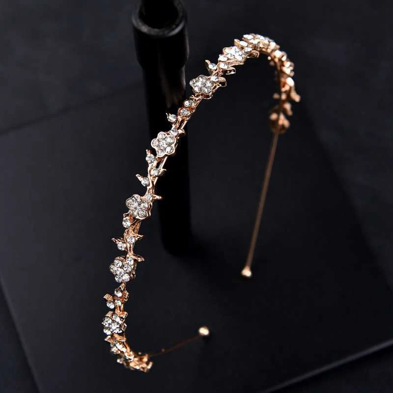 Tiara de liga com pequenas flores e diamantes, acessório elegante para cabelo, ideal para festas, casamentos e eventos especiais.