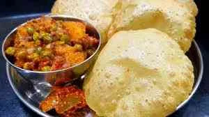 6 Poori With Aloo Matar And Salad