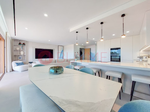 Appartement avec terrasse et piscine 1