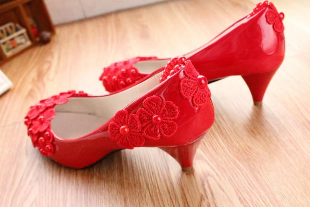 Scarpe da sposa rosse con cavigliera di perle, taglie grandi da donna, perfette per un matrimonio indimenticabile.