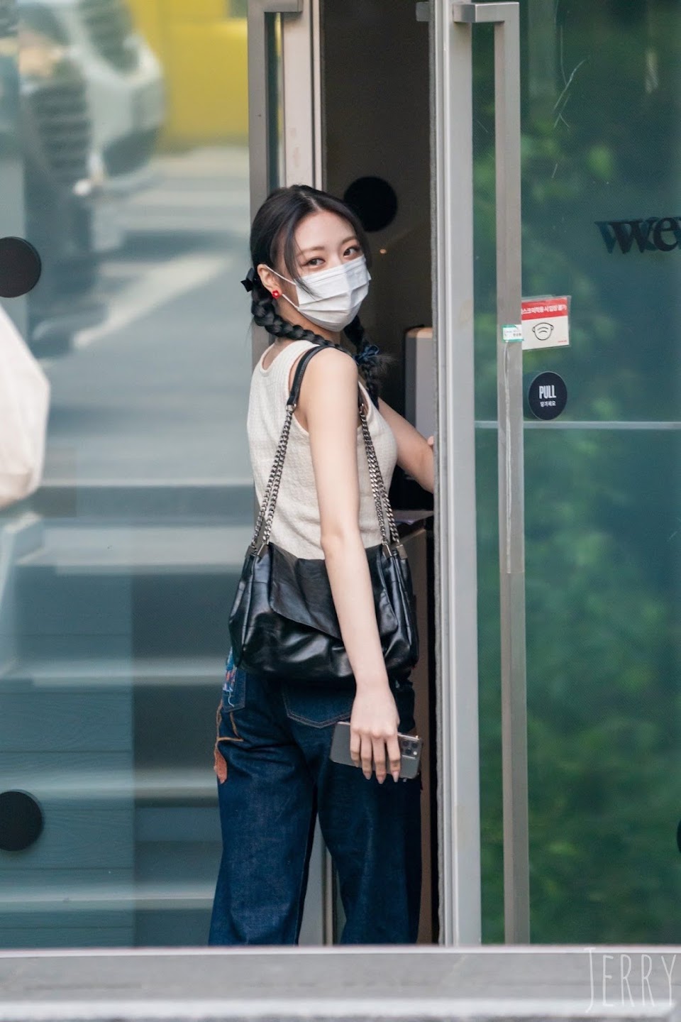 12 Ways ITZY's Yuna Styled The Same $50 Bag And Looked A Million