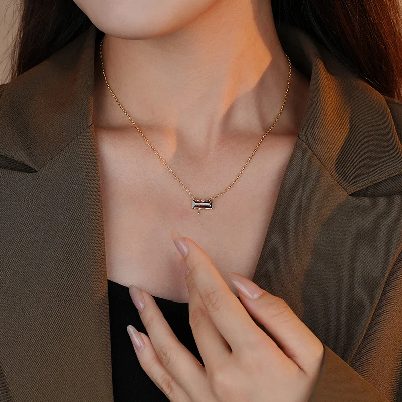 Vrouwen 925 Sterling Zilver Lava Vierkante Ketting. Een elegante en opvallende ketting die perfect is voor dagelijks gebruik of speciale gelegenheden.