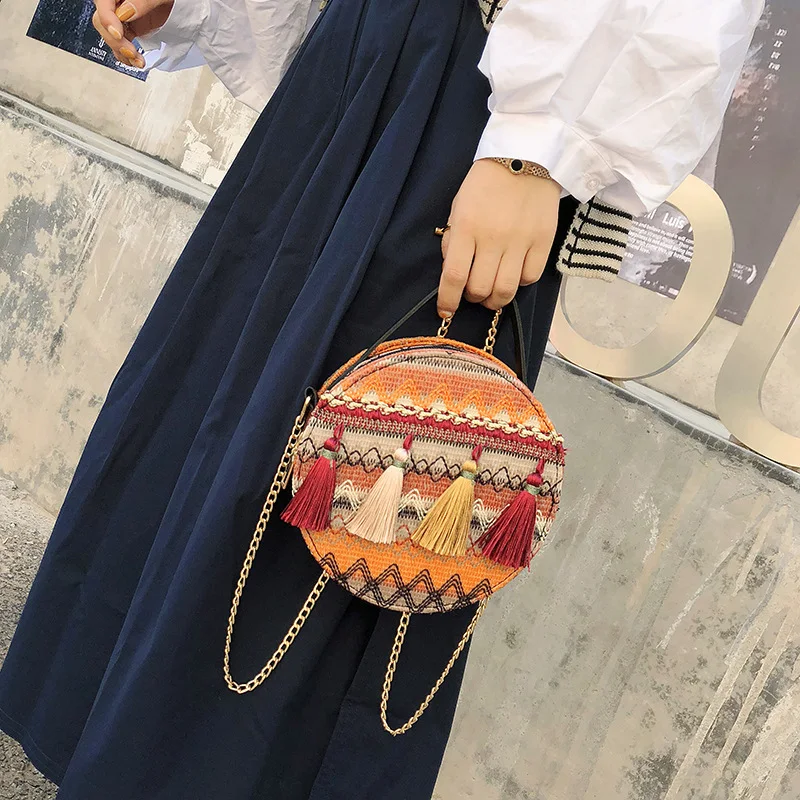Nova etno pletena torba od slame sa resama. Mini torba, savršena za boho stil i nošenje osnovnih stvari.