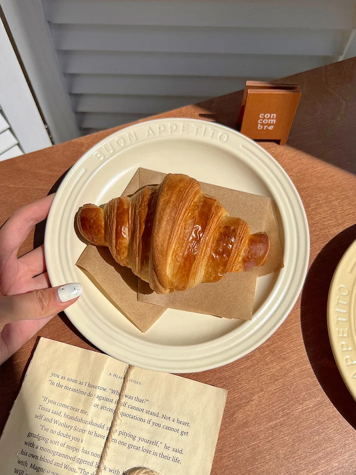 INS Wind Home Cream Ceramic Plate for everyday use. Serve your meals with elegance and add a touch of style to your tabl