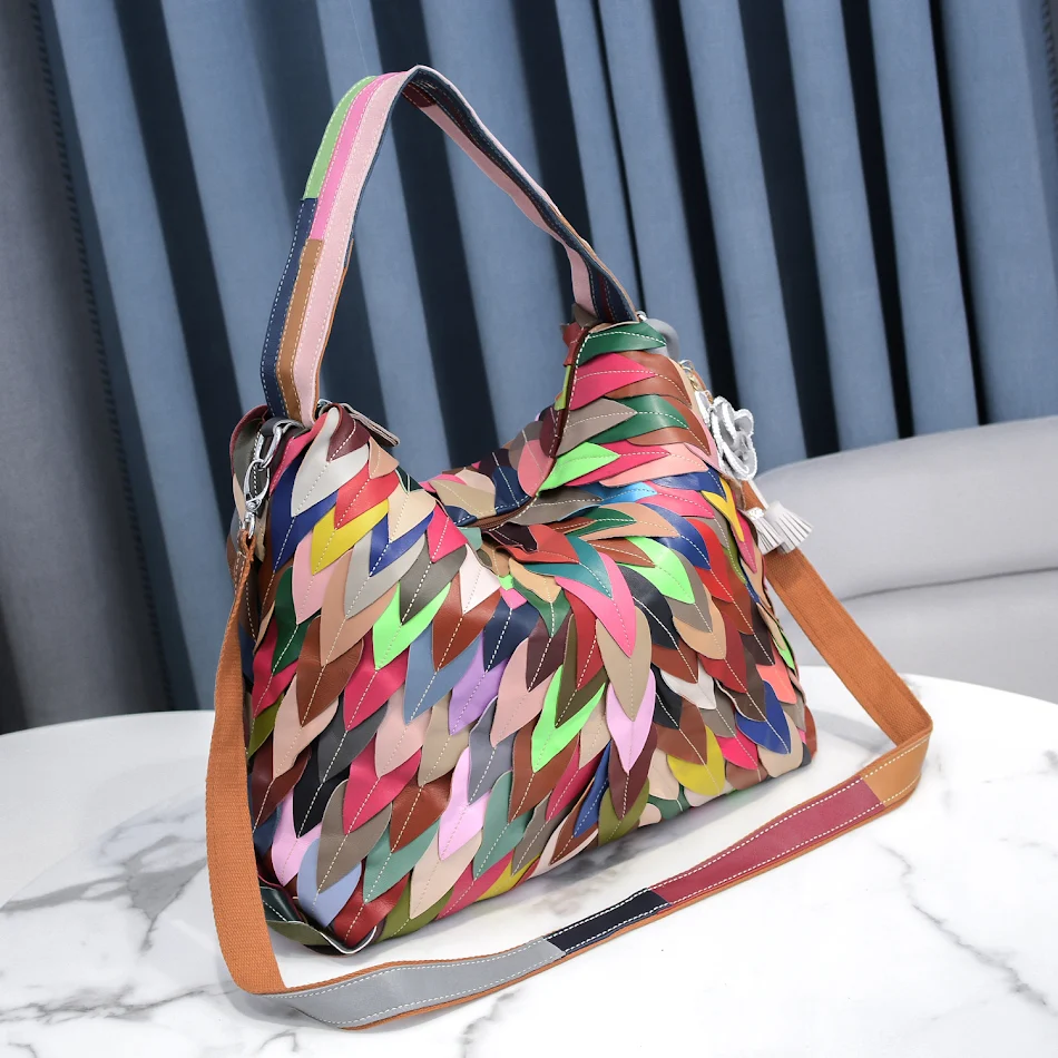 Bolsa de ombro feminina de couro macio com grande capacidade e costura de folhas, perfeita para carregar tudo com estilo e conforto.