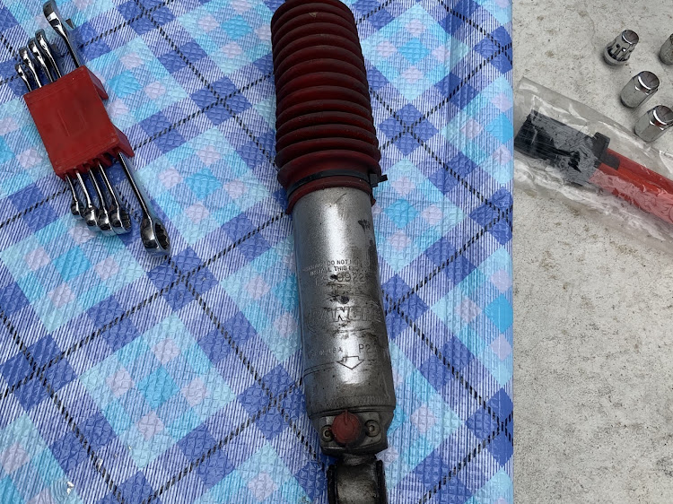 ロードスターの200系ハイエース・DIY・ショック交換に関するカスタム事例の投稿画像2枚目