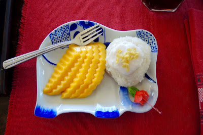 Prepare sticky rice with mango