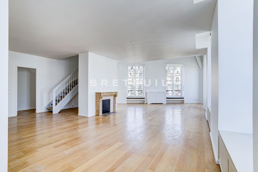 Spacious living room with parquet floor and fireplace - Luxury apartment / penthouse for rent in Paris 2ème, 3 rooms, 2 bedrooms