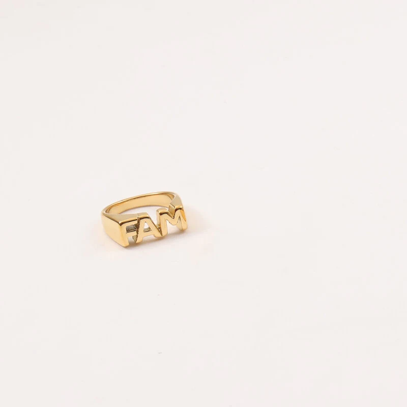 Anillo con sello de letra en acero titanio chapado en oro de 18K. Un accesorio elegante y duradero con un toque personal, perfecto para cualquier ocasión.