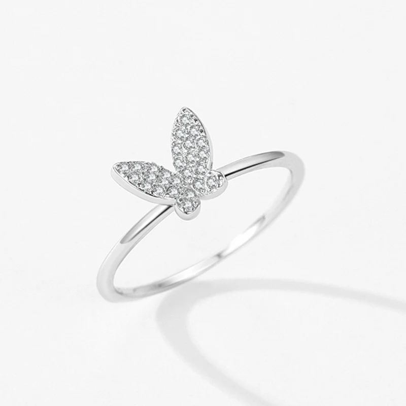 Anel de borboleta em prata S925 com diamantes, perfeito para adicionar um toque elegante e delicado ao seu visual.