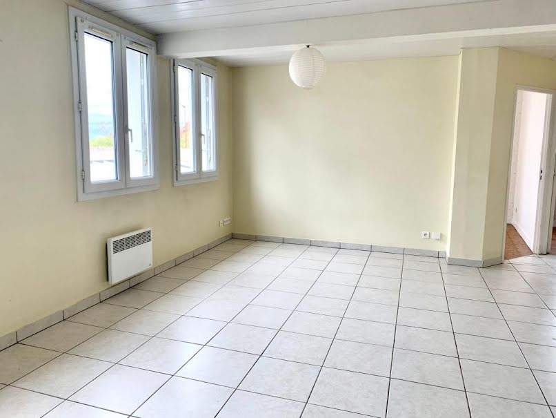 Location  appartement 3 pièces 56 m² à Naucelle (12800), 420 €