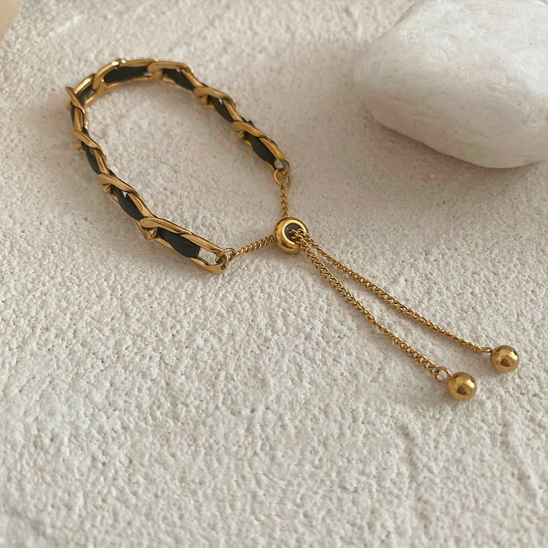 Elegante pulsera de cuero de lujo con cordón, abalorio deslizante y hebilla ajustable para un ajuste perfecto y sofisticado.
