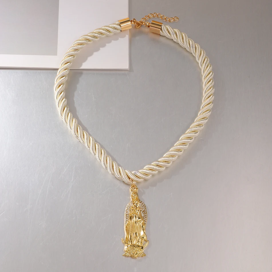 Collier corde femme avec pendentif doré, court et tendance. Un bijou féminin parfait pour sublimer votre cou et ajouter une touche d'éclat subtile.