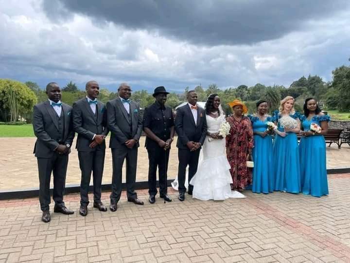 David Samoei and spouse Carol Kitu poses for picture with their bridesmaid and groomsmen together with President William Ruto and Mama Rachel.