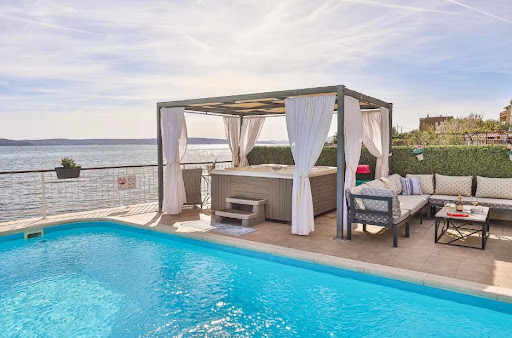 Maison avec piscine et terrasse 3