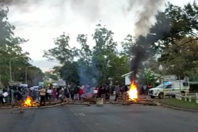 A screenshot from a video showing hundreds of irate community members in Tongaat protesting on Monday morning about not having water for 50 days after the April floods.