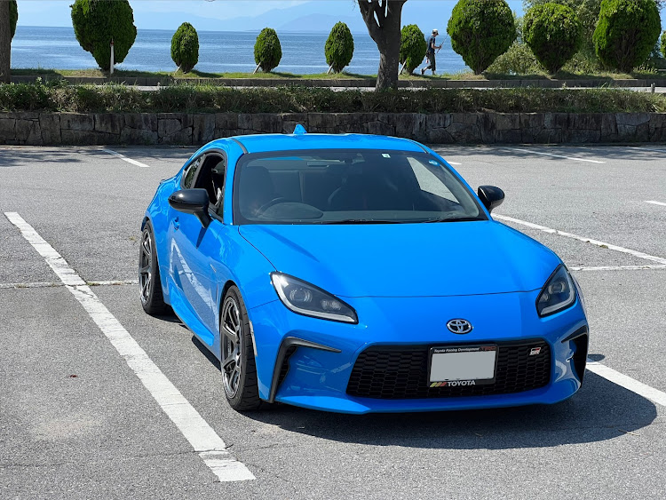 GR86のADVAN Racing・RG-4・ブライトブルーに関するカスタム事例の投稿画像3枚目