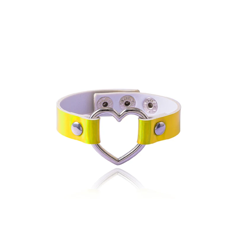 Pulseras Ajustables con Encantos de Corazón Hueco Punk de Cuero PU Colorido para un Look Audaz y Atractivo.