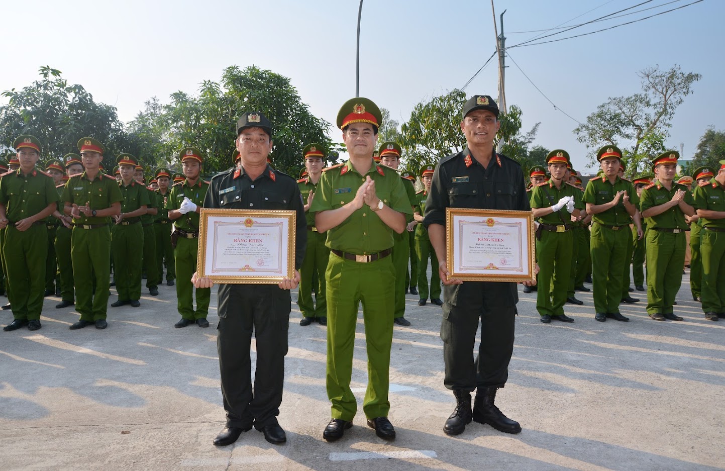 Đại tá Nguyễn Đức Hải, Phó Giám đốc Công an tỉnh tặng Bằng khen của Chủ tịch UBND tỉnh cho các cá nhân có thành tích xuất sắc