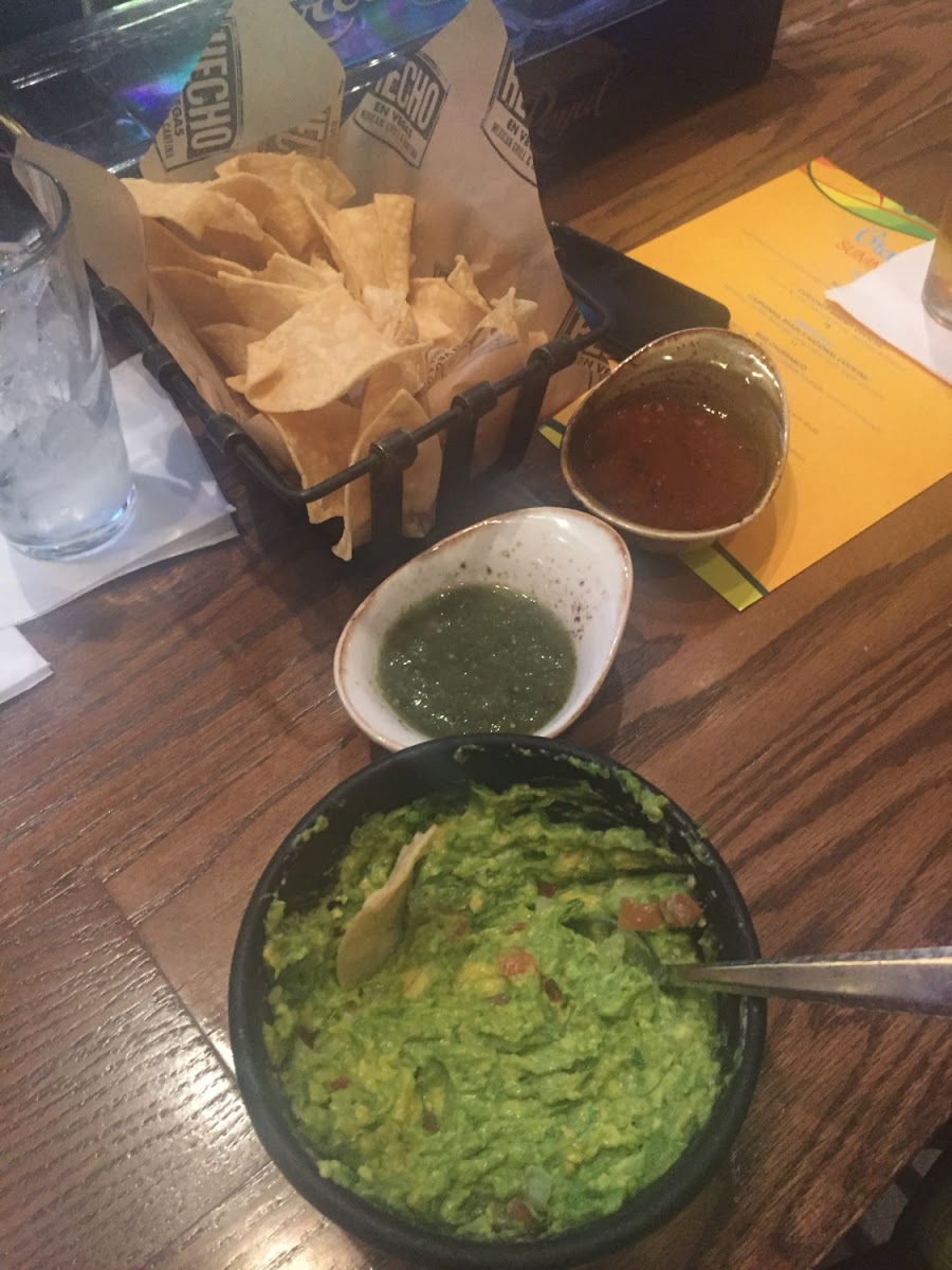 Tables side guacamole with GF nachos