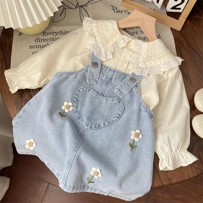 Meisjespakje met kanten blouse en bloemen denim tuinbroekjurk, perfect voor speciale gelegenheden, schattig en comfortabel!
