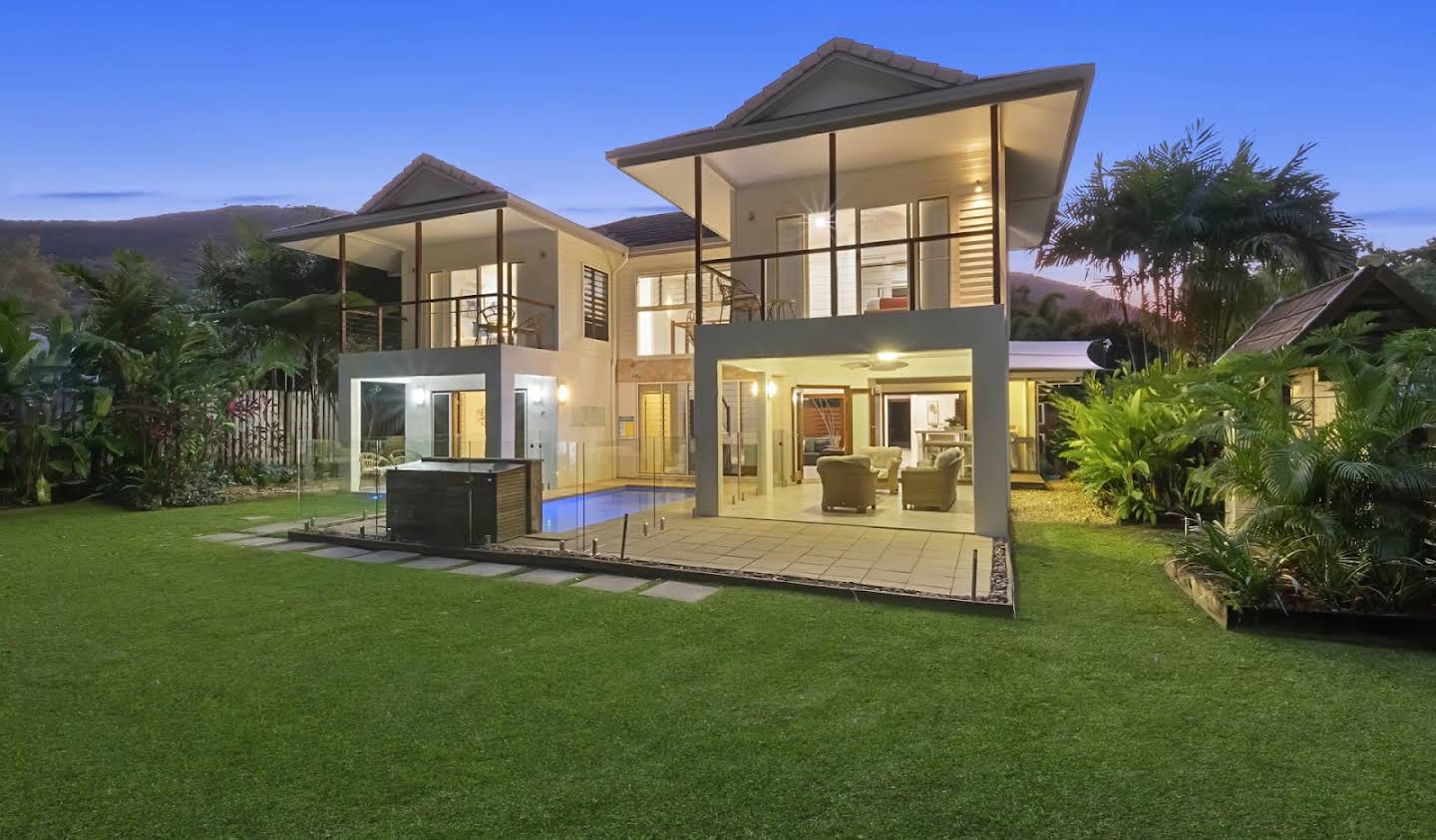 House with pool Palm Cove