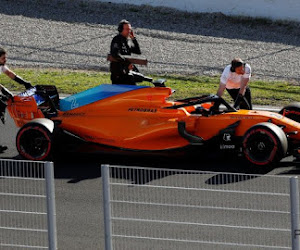 Het zal toch niet? McLaren Vandoorne valt stil en zorgt voor eerste rode vlag