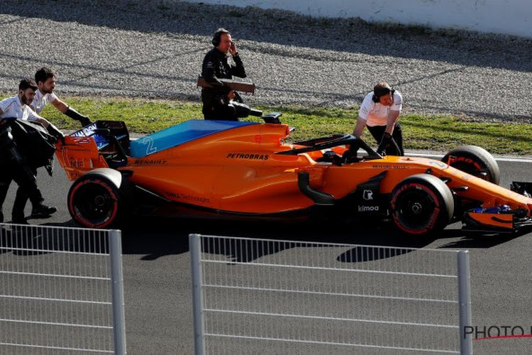 Het zal toch niet? McLaren Vandoorne valt stil en zorgt voor eerste rode vlag