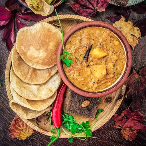 Aloo Paneer With 4 Poori