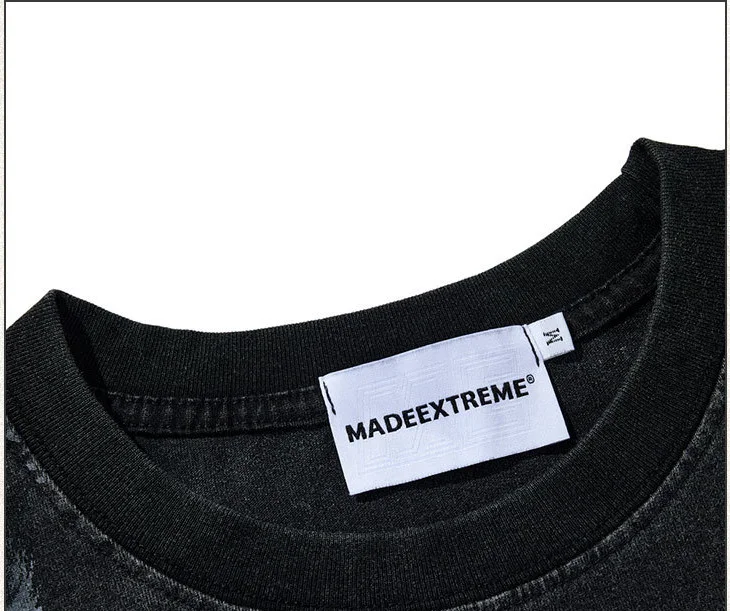 T-shirt Street Niche con effetto spazzolato a mano, lavato e usurato. Design unico, morbido al tatto, stile urbano autentico e look casual.