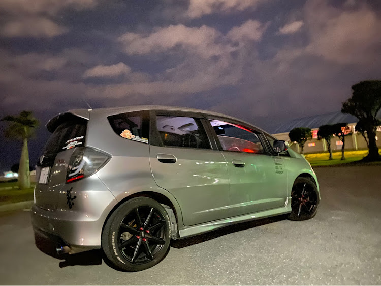 フィットのカーボン調シート貼り・フィットRS・沖縄・ドアプロテクターに関するカスタム事例の投稿画像1枚目