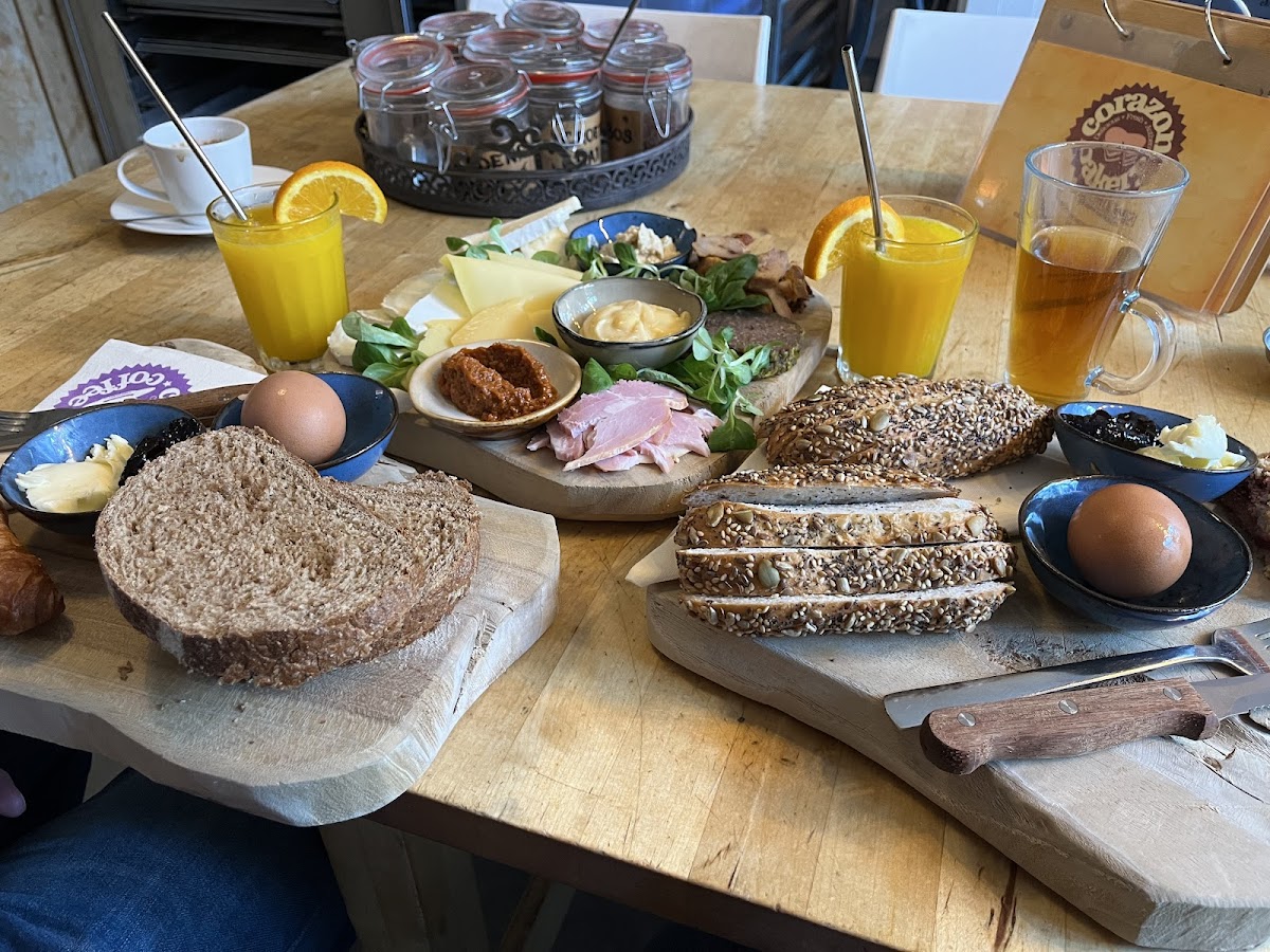 Rechterplank en plank met beleg is glutenvrij