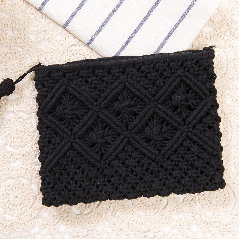 Sac tissé à la main rétro avec pompons. Un sac à main en paille pour un look bohème chic. Léger, pratique et parfait pour l'été.