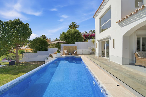 Propriété avec piscine et jardin 1