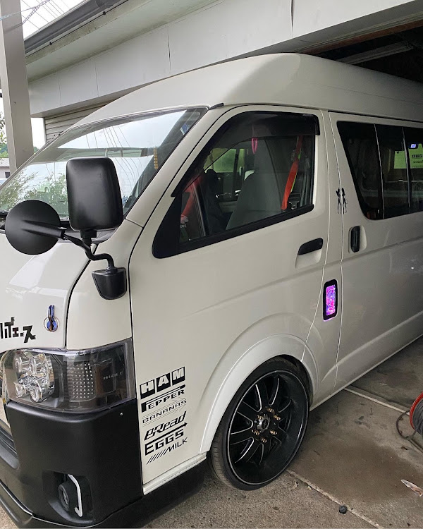 ハイエースバンの給油口カスタム・200系ハイエース・DIY・オラの村には電マがねぇに関するカスタム事例の投稿画像1枚目