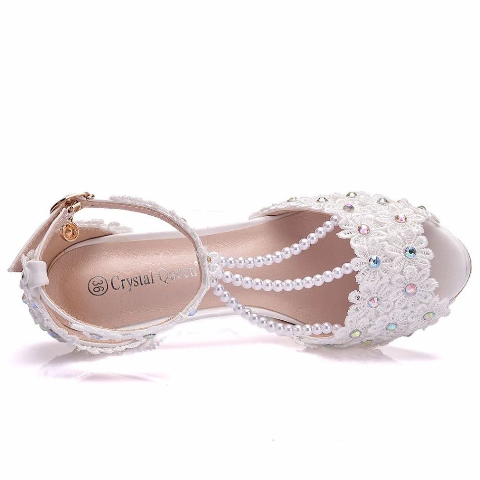 Sandalias de tacón alto con plataforma, puntera abierta, pedrería y brillantes para lucir elegante y sofisticada en eventos especiales.