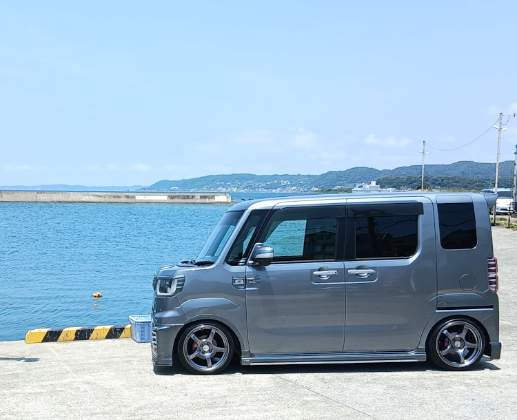 外装いじり専門家さんが投稿した海を背景に撮る。・又ぶらり旅に出掛けた。・7月もよろしくお願いします・いいロケーションを背景に車を撮る❗に関するカスタム事例の投稿画像14枚目
